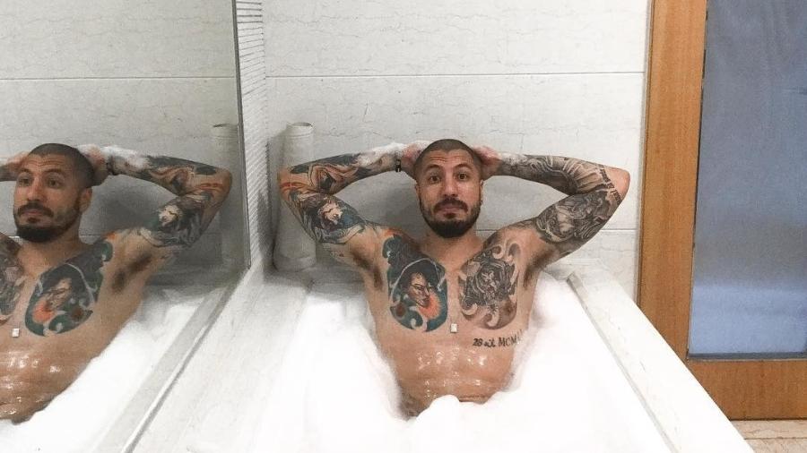 Fernando Medeiros posa na banheira e provoca a mulher, Aline Gotschalg - Reprodução/Instagram/femedeirostt