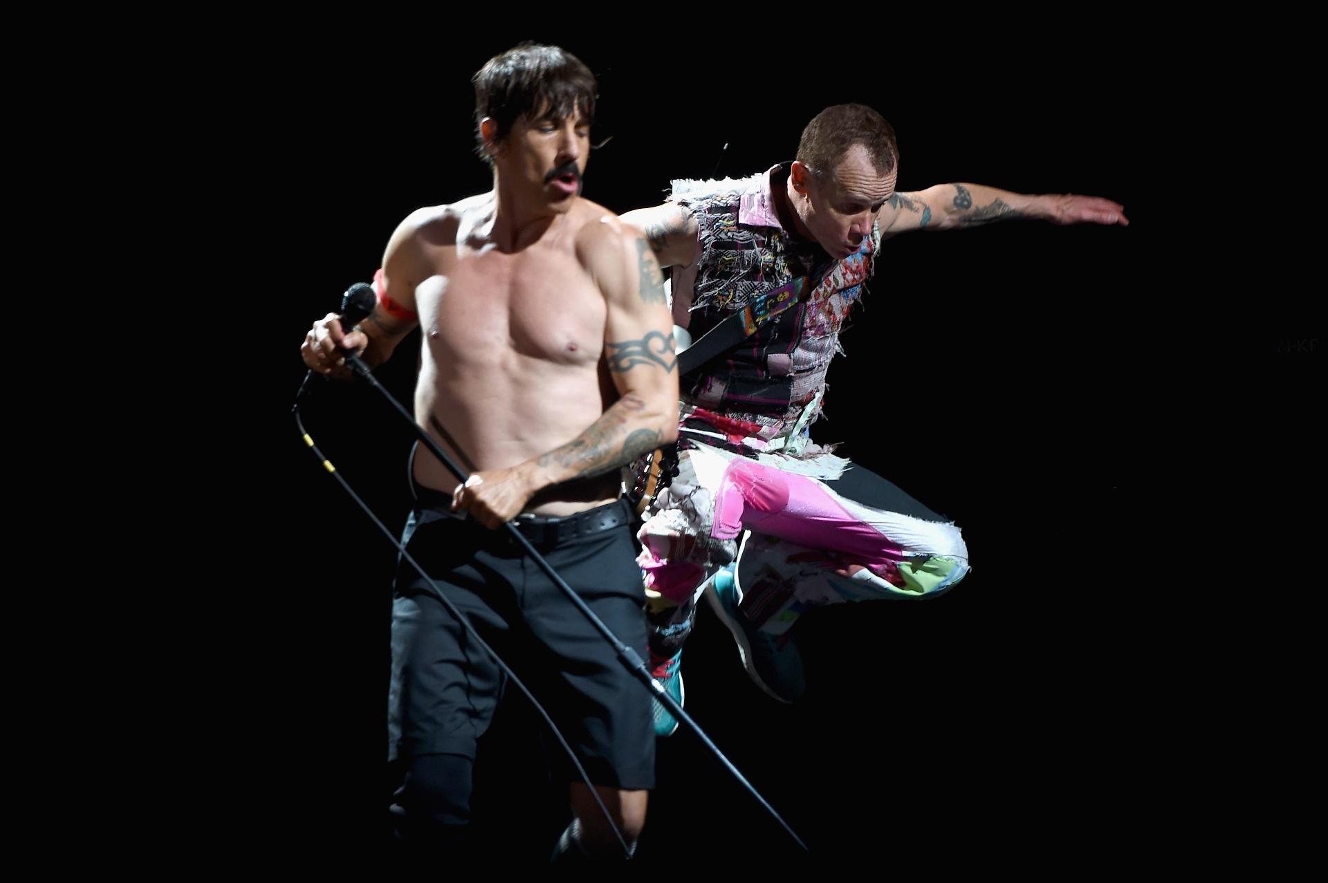 Show do Red Hot Chilli Peppers no dia 17 de setembro em Nova York. Anthony Kiedis , claro, sem camisa, cabelo curtinho preto e de bigode - AFP
