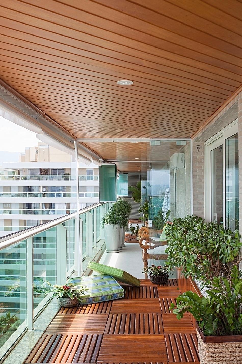 Terraço com um piso de deck - Gui Morelli/Divulgação