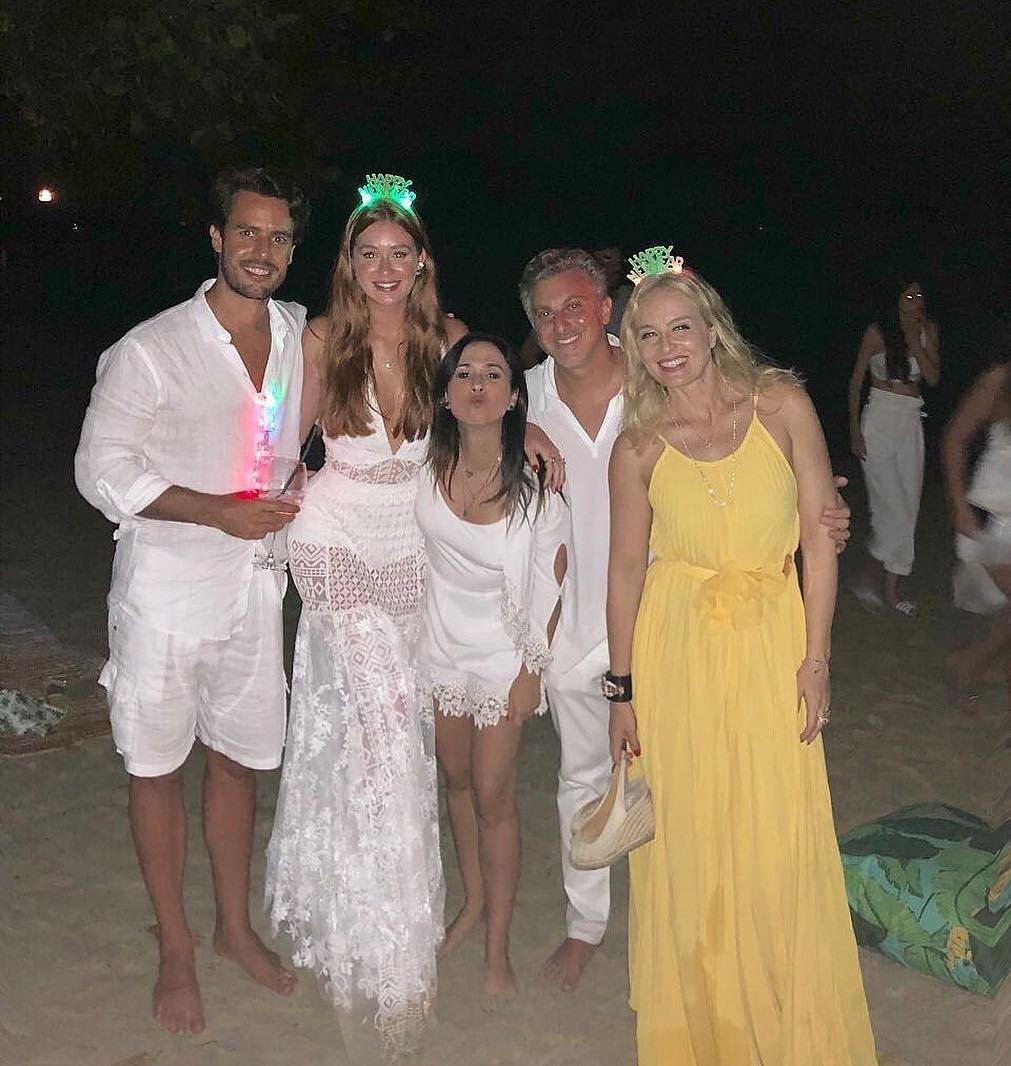 Xandinho Negrão, Marina Ruy Barbosa, Tatá Werneck, Luciano Huck e Angélica comemoram juntos a chegada de 2018 - Reprodução/Instagram