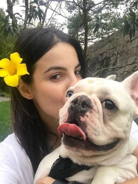 A atriz Stephany Brito e seu cachorro Snow - Reprodução