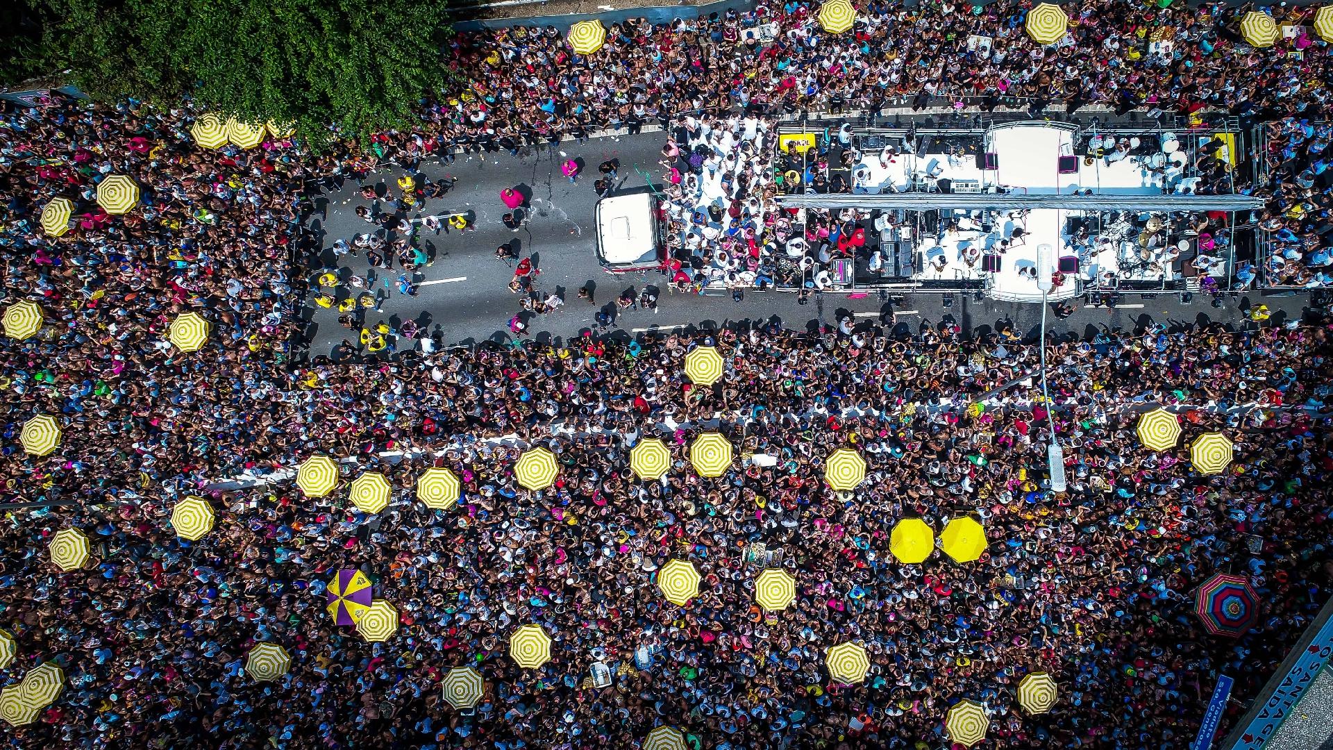Público acompanha desfile do Bloco Largadinho, da cantora Claudia Leitte, pela av. 23 de Maio, zona sul de São Paulo - Edson Lopes Jr./UOL