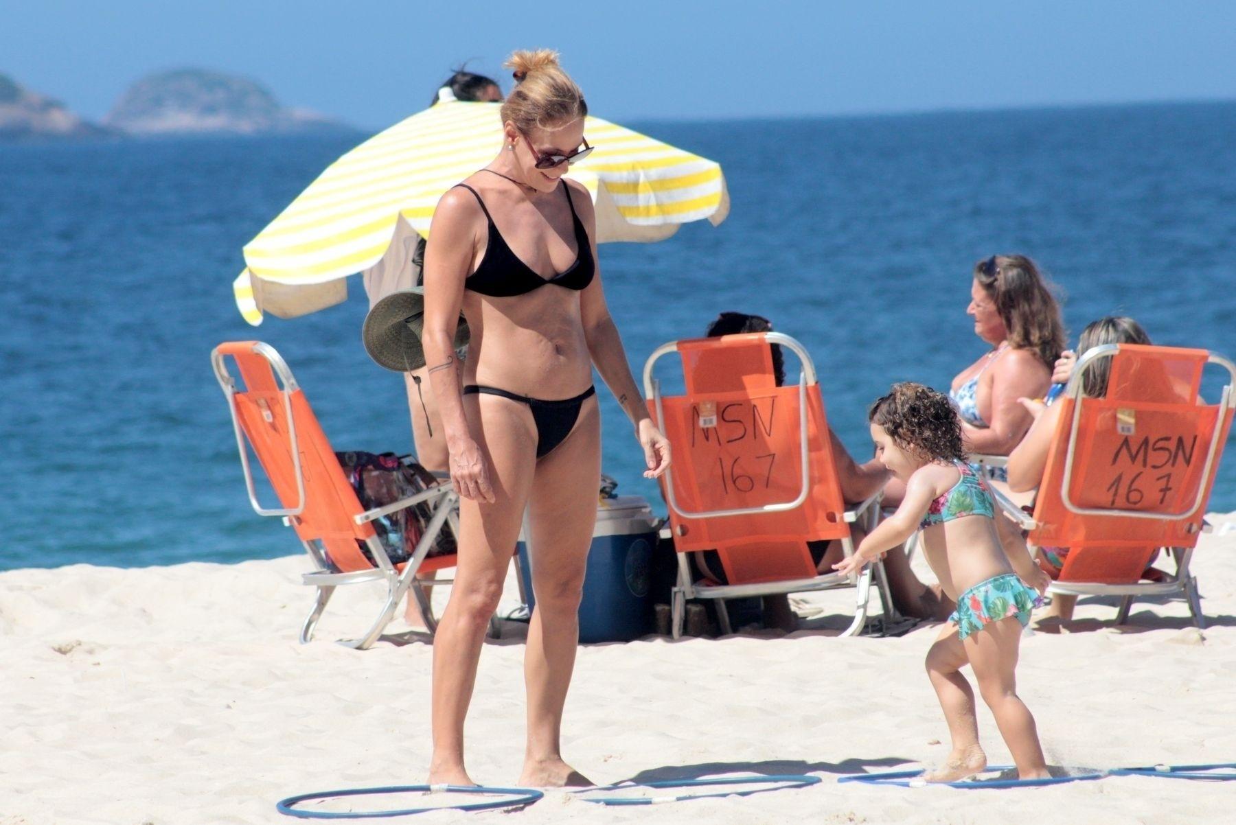 Em dia de sol forte e temperatura alta no Rio, Carolina Ferraz foi curtir a praia com a família. De biquíni preto, a atriz exibiu um corpo sarado aos 50 anos na tarde desta quinta-feira (29) - Agnews