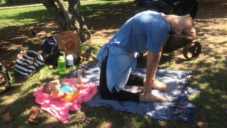 Juliana Didone faz ioga com Liz, sua primeira filha - Reprodução/Instagram