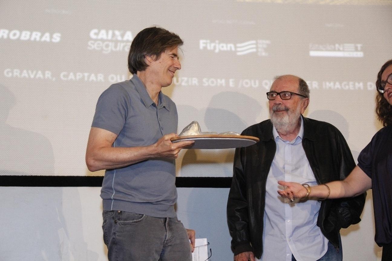 Walter Salles recebeu um prêmio das mãos de outro diretor importante do cinema brasileiro, Cacá Diegues - Wallace Barbosa/AgNews
