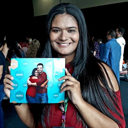 Eysler Coelho exibe orgulhosa a foto que tirou com Sebastian Stan - Paulo Pacheco/UOL - Paulo Pacheco/UOL