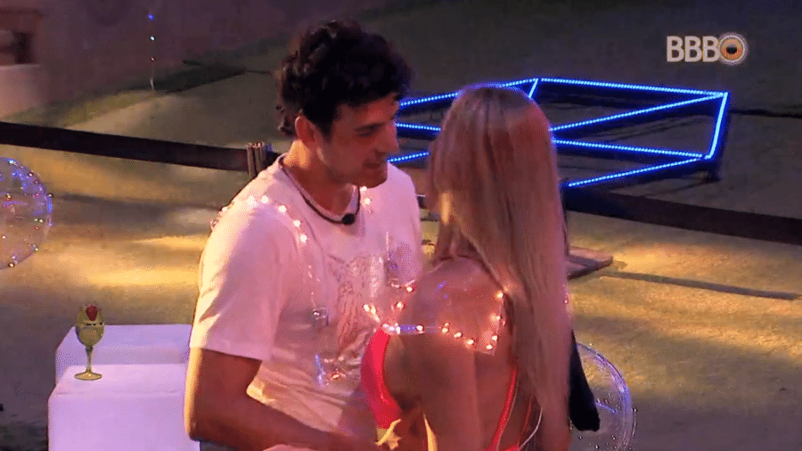 Maycon tenta beijar Isabella na festa Neon - Reprodução/Globoplay
