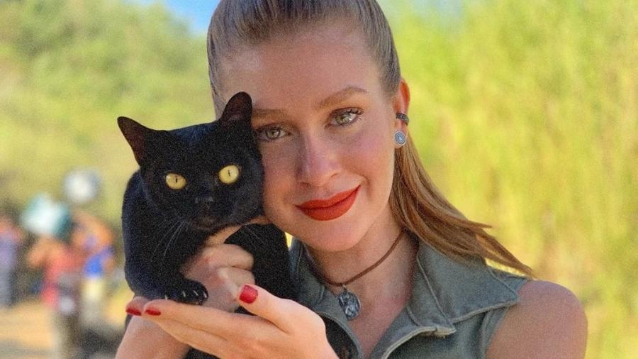 Marina Ruy Barbosa com a gata Lucky Star, uma das intérpretes de León em "O Sétimo Guardião" - Reprodução/Instagram