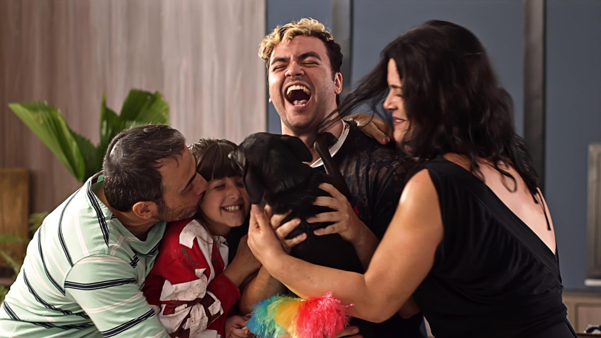 Cena de Luccas Neto em: Uma Babá Muito Esquisita - Divulgação/Netflix