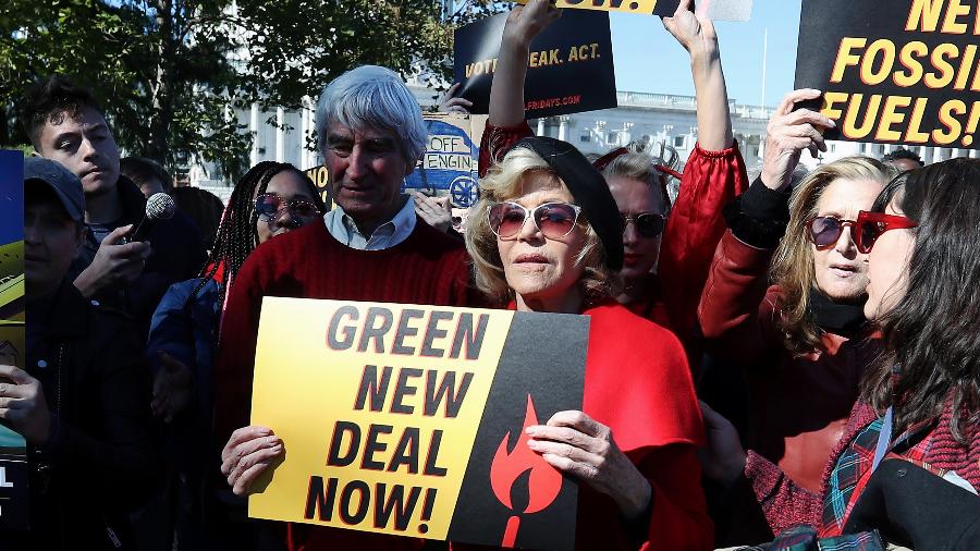 Jane Fonda (no centro, com o cartaz) e Sam Waterston (à esquerda, de vermelho) protestam no Capitólio - Getty Images