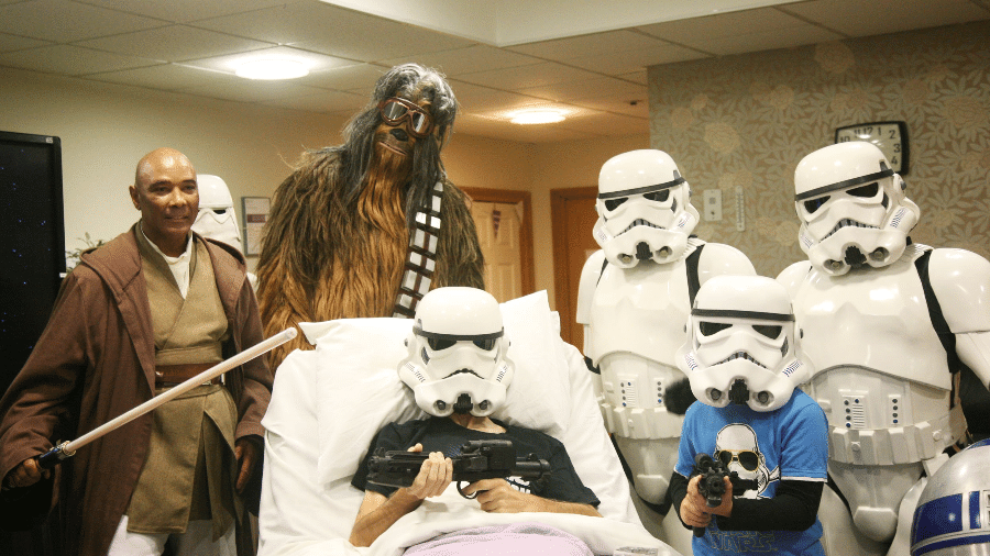 O paciente e a família ganharam uma festa temática de Star Wars - Reprodução/Twitter/@RowansHospice