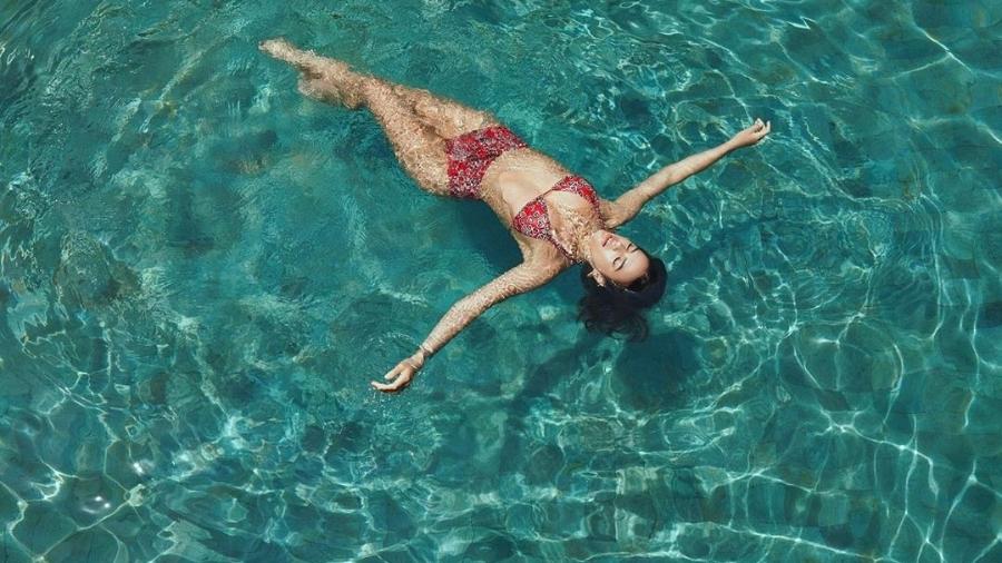 Bruna Marquezine de biquíni na piscina - Reprodução/ Instagram