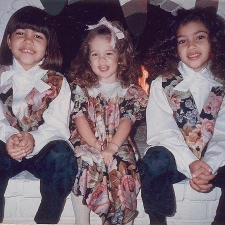 Kim, à direita, ao lado das irmãs Kourtney e Khloé Kardashian - Reprodução/Instagram