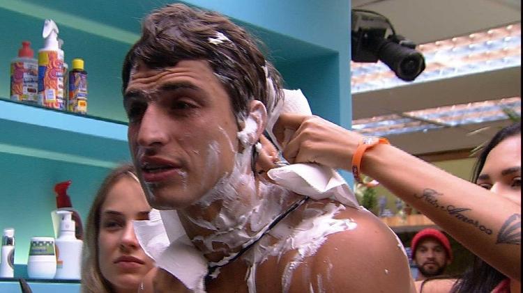 Felipe recebe ajuda - Reprodução/Globoplay - Reprodução/Globoplay