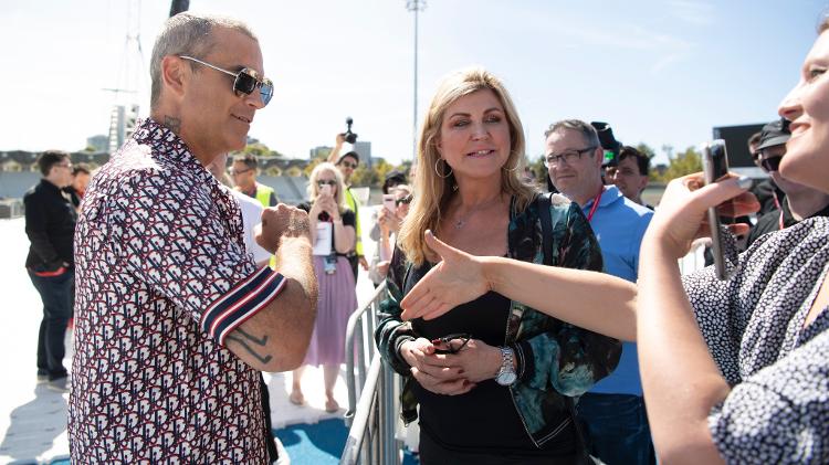 12.03.2020 - Robbie Williams recusa aperto de mão de fã em Melbourne, na Austrália - Wendell Teodoro/Getty Images - Wendell Teodoro/Getty Images