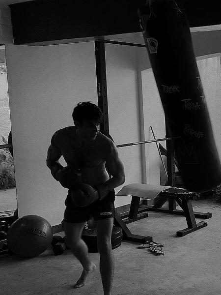 Chay Suede treinando boxe em casa durante a quarentena - Reprodução/Instagram