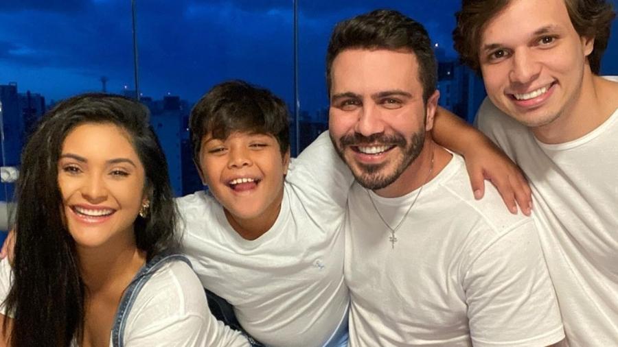 Mileide, com o filho, Yhudi, o amigo João Berlezi e o namorado, Neto Santos - Reprodução/ Instagram