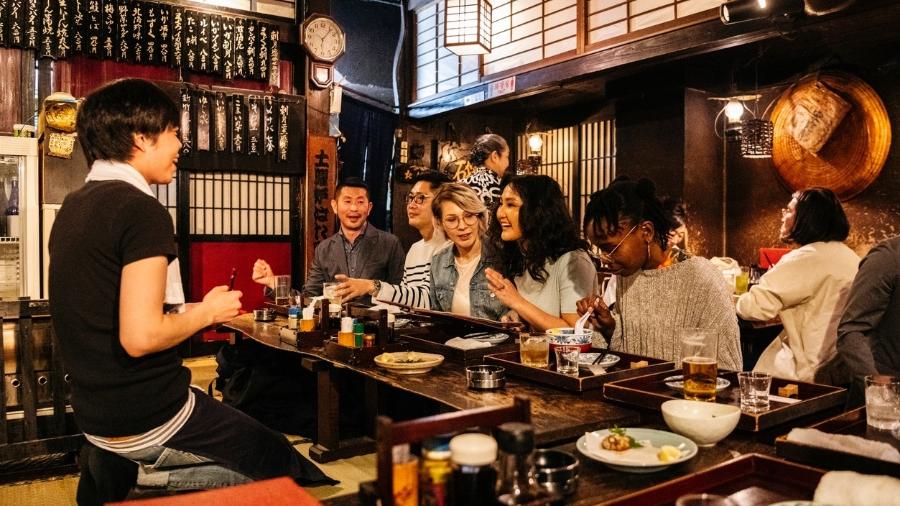 Por décadas, os izakayas - um dos pilares da cultura de trabalho japonesa e de happy hour - prosperaram oferecendo bebidas baratas a funcionários de escritórios em ambientes aconchegantes - Getty Images