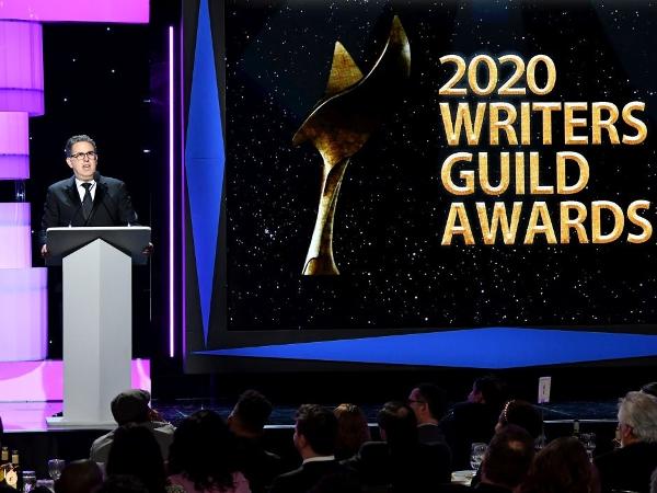 O produtor David A. Goodman apresentando o prêmio Writers Guild Awards, do sindicato de roteiristas dos EUA