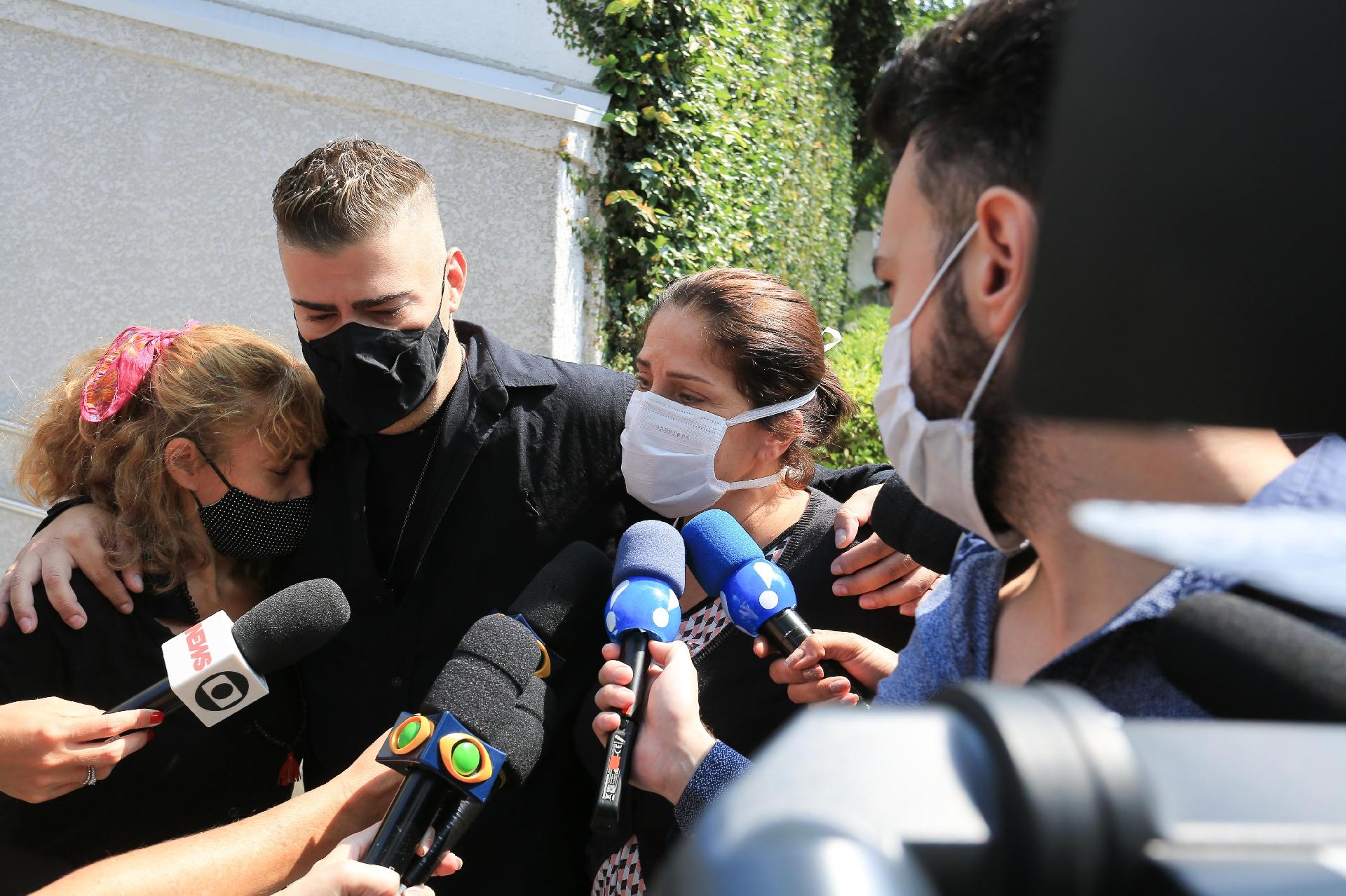 Rafael Vanucci e as irmãs Aretha e Amanda, no velório de Vanusa - Amauri Nehn/Brazil News