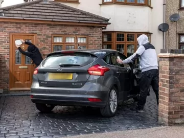 Bandidos em dupla já clonam chave a distância e levam carro em segundos