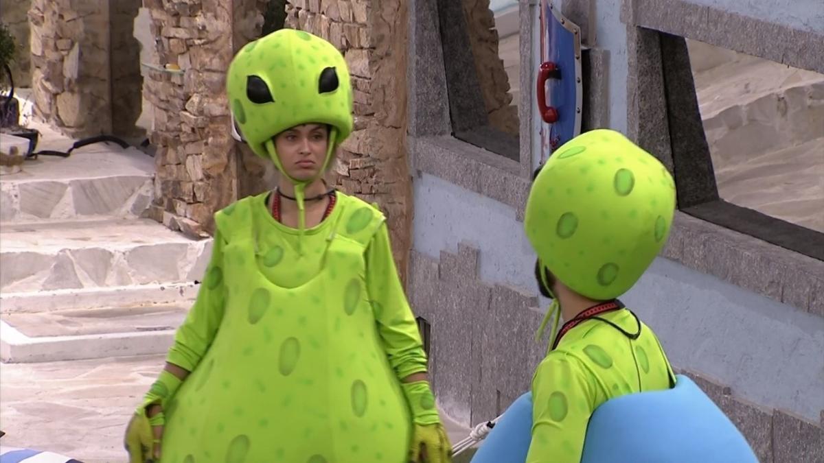 BBB 21: Sarah e Gilberto conversam enquanto cumprem castigo do monstro - Reprodução/ Globoplay