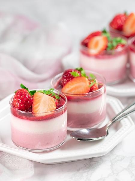 Doce em três camadas: geleia e mousse de iogurte e morango - Yumehana/Getty Images