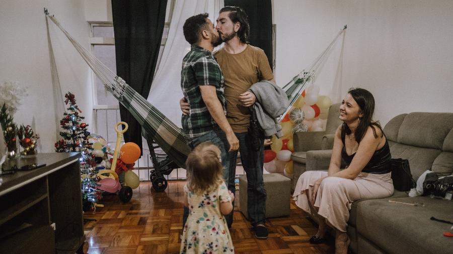 "Nossa filha entende que o papai é casado com o dindo e que eu sou solteira", explica Lúcia. Diego está à esquerda da foto e Luiz, à direita - Juliana Pacheco/Mar de Algodão