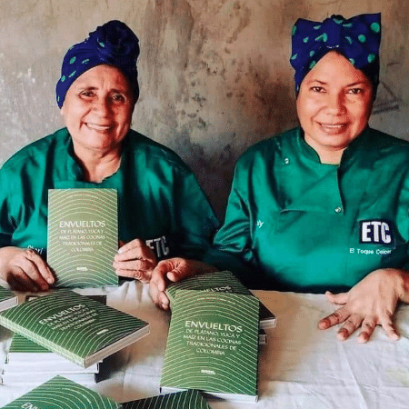 Zoraida "Chori" Agamez e Heidy Pinto com o livro "Envueltos" - Reprodução/Instagram