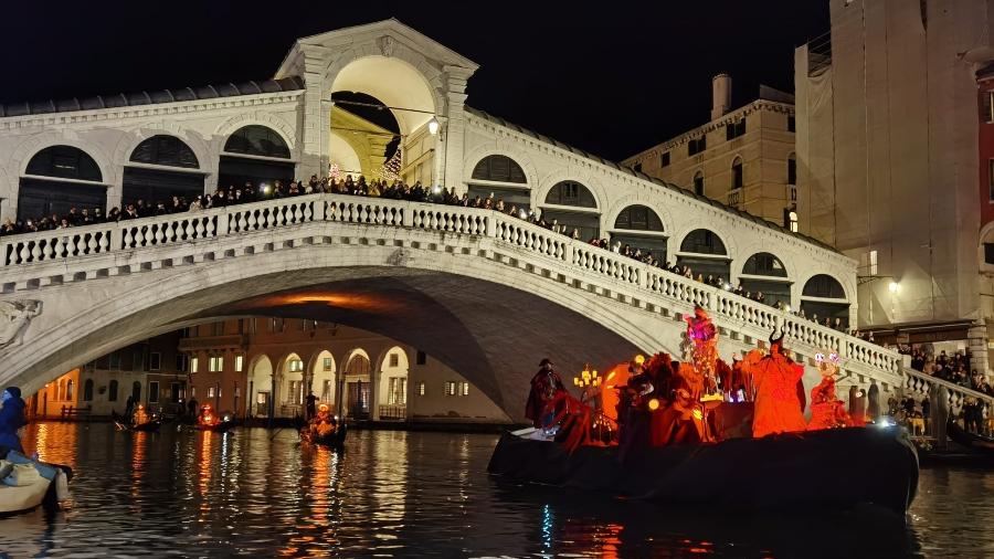 O cortejo aquático passando pela Ponte de Rialto na noite de domingo (13) - Reprodução/Twitter