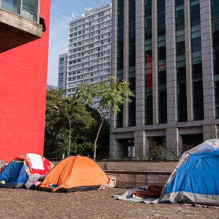 Tendas de pessoas em situação de rua ao lado so MASP, em São Paulo - dabldy/iStock