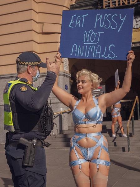 A australiana Stefania Ferrario mostra um cartaz com a frase "coma vaginas, não animais" - Reprodução/Instagram