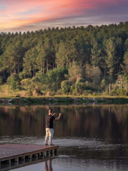 A floresta de pinus é o pano de fundo das pescarias e atividades aquáticas - Rodrigo Vieira - Rodrigo Vieira