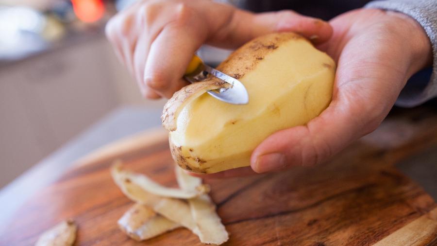 Como você descasca as batatas? Veja truque - Capelle.r/Getty Images