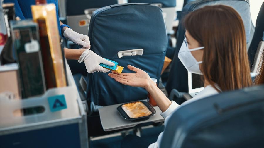 A tripulante da Delta Air Lines deu quatro razões que tornam o pacote de lenço com álcool imprescindível em voo - yacobchuk/Getty Images/iStockphoto