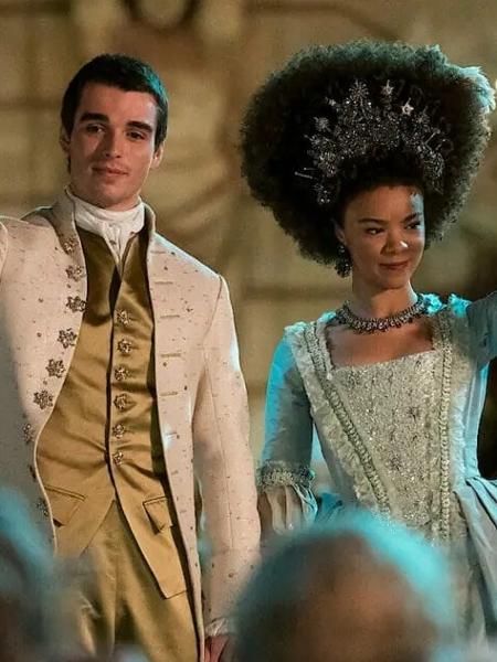 Corey Mylchreest como rei George 3º e India Amarteifio como rainha Charlotte na série da Netflix