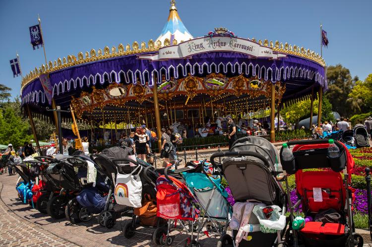 'Estacionamento' de carrinhos: levá-los é quase uma tradição nos parques da Disney