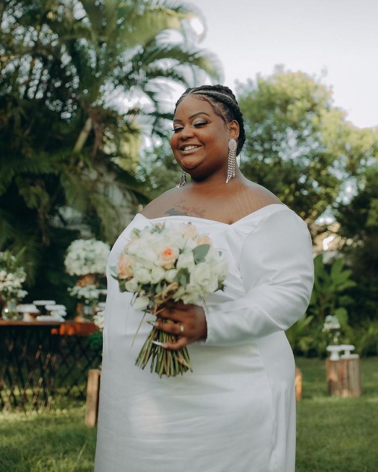 MC Carol posa durante cerimônia de casamento 