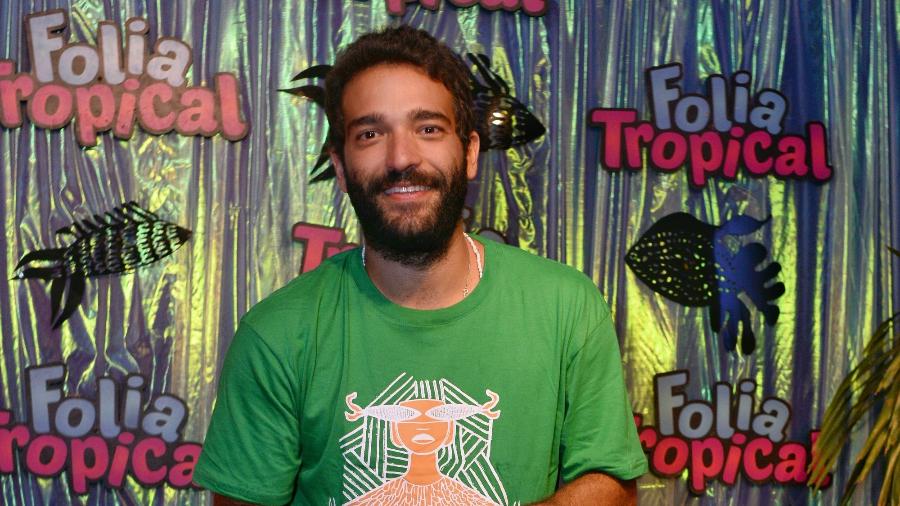 Humberto Carrão marcou presença no camarote Folia Tropical, na Sapucaí