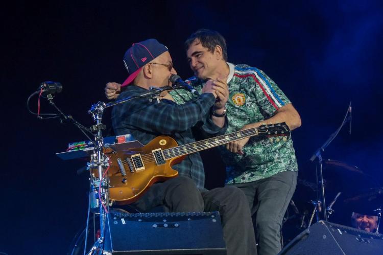 Samuel Rosa reverencia Herbert Vianna em participação no show dos Paralamas do Sucesso, no festival João Rock, neste sábado (8), em Ribeirão Preto (SP)