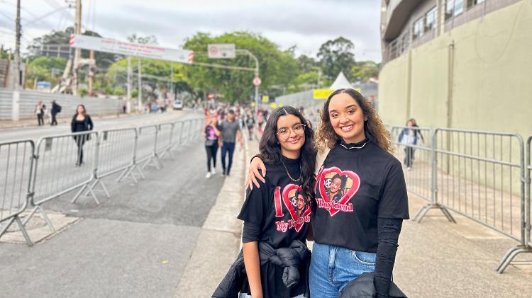  As irmãs Maria Luisa e Camila revelam o amor por Bruno Mars em suas camisetas