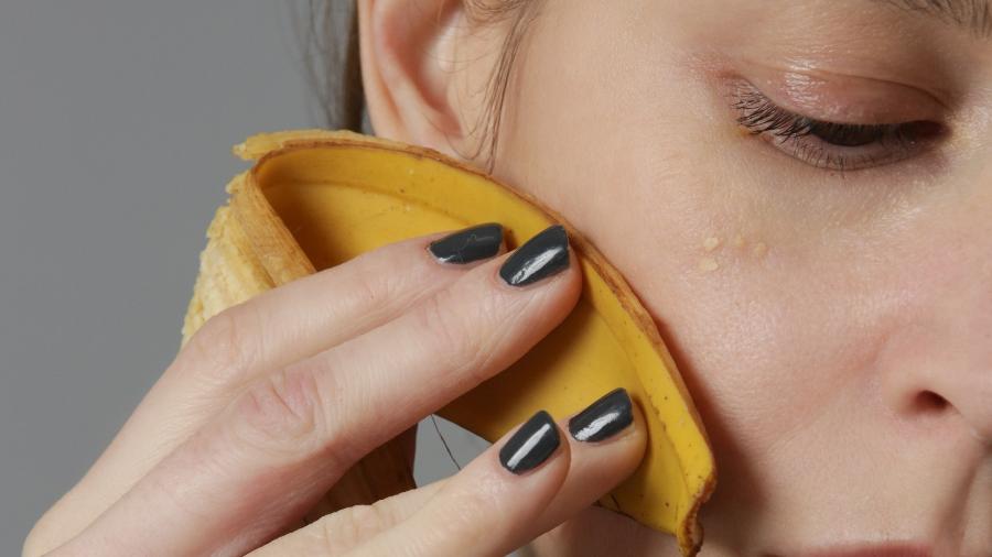 Passar banana na pele para diminuir rugas pode causar alergias e queimaduras Passar banana na pele para diminuir rugas pode causar alergias e queimaduras
