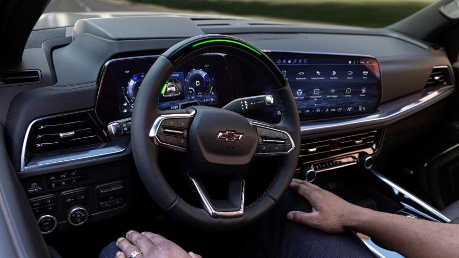 Atualmente, montadoras como General Motors já oferecem nos EUA sistemas de condução semiautônoma como o Super Cruise, que permite rodar em rodovias previamente mapeadas sem as mãos no volante, desde que se mantenha a atenção ao trajeto; sensores identificam se condutor está com os olhos na estrada Atualmente, montadoras como General Motors já oferecem nos EUA sistemas de condução semiautônoma como o Super Cruise, que permite rodar em rodovias previamente mapeadas sem as mãos no volante, desde que se mantenha a atenção ao trajeto; sensores identificam se condutor está com os olhos na estrada
