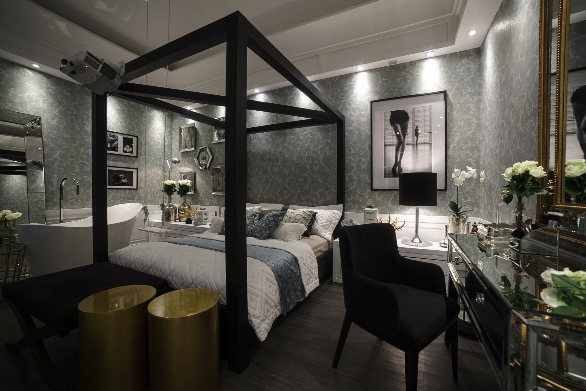 2 - Quarto da moça romântica. O ambiente assinado pela decoradora Walkiria Nossol foi projetado para uma jovem que admira a Belle Époque e o balé clássico. O papel de parede estampado e a cama com dossel reforçam a atmosfera retrô e romântica do espaço. A Casa Cor Paraná fica em cartaz até dia 9 de agosto de 2015, na Rua Fernando Amaro, 60, em Curitiba. Outras informações: www.casacor.com.br - Daniel Sorrentino/ Divulgação