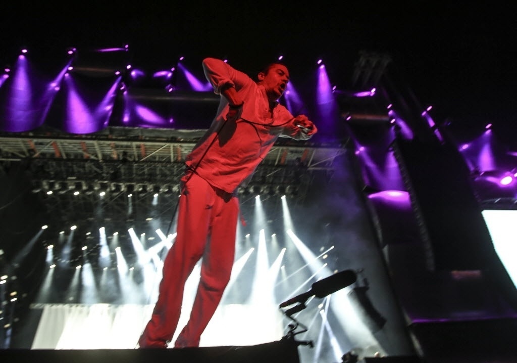 25.set.2015 - Mike Patton, vocalista do Faith No More, fez um "stage dive" no final da música "From Out of Nowhere", e foi escoltado de volta ao palco pelos seguranças, durante o quinto dia do Rock in Rio 2015. - Antônio Lacerda/EFE