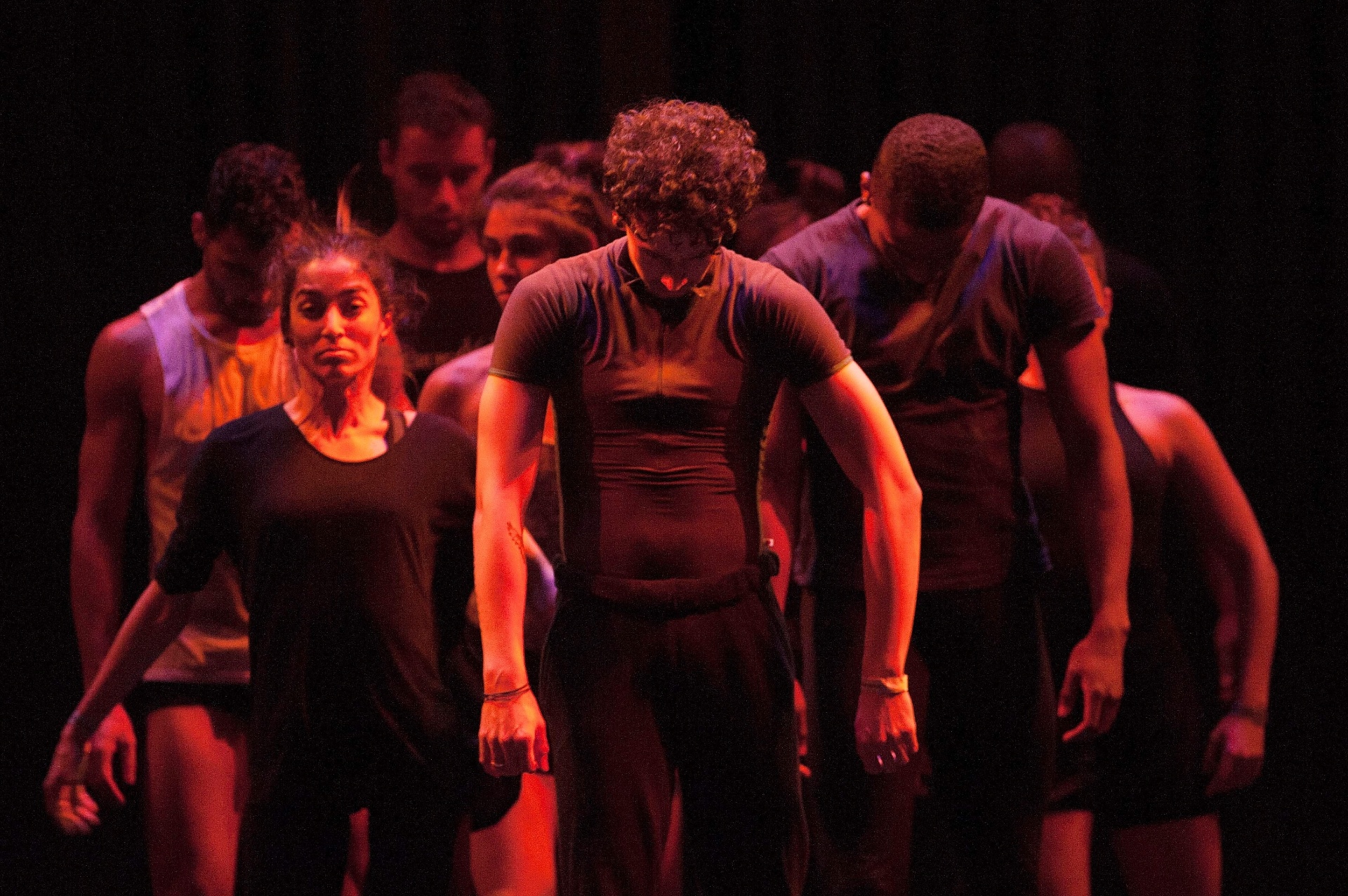 16.dez.2015 - Grupo Corpo ensaia as coreografias "Onqotô", com trilha sonora de Zé Miguel Wisnik e Caetano Veloso, e "Parabelo", de Wisnik e Tom Zé, para apresentações no Auditório Ibirapuera, de 17 a 20 de dezembro. Os ingressos já estão esgotados. As apresentações encerram a comemoração de 40 anos da companhia, que também é homenageada com a exposição Ocupação Grupo Corpo 40 anos, até 17 de janeiro de 2016, no Itaú Cultural. - Reinaldo Canato/UOL