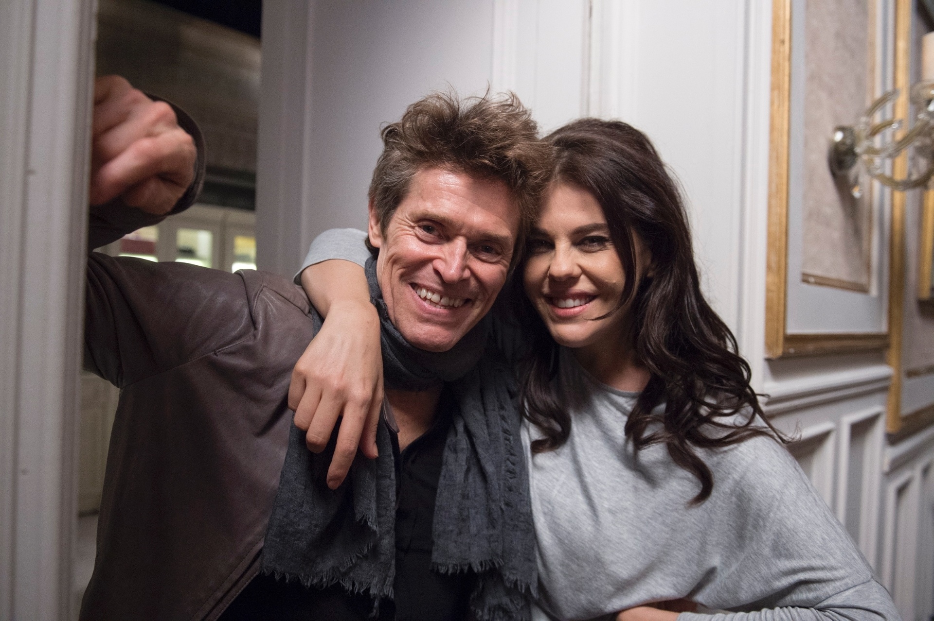 25.fev.2016 - O ator norte-americano Willem Dafoe visita o Projac, central de estúdios da Globo, e conhece os bastidores de "A Regra do Jogo" com Bárbara Paz - Estevam Avellar/TV Globo