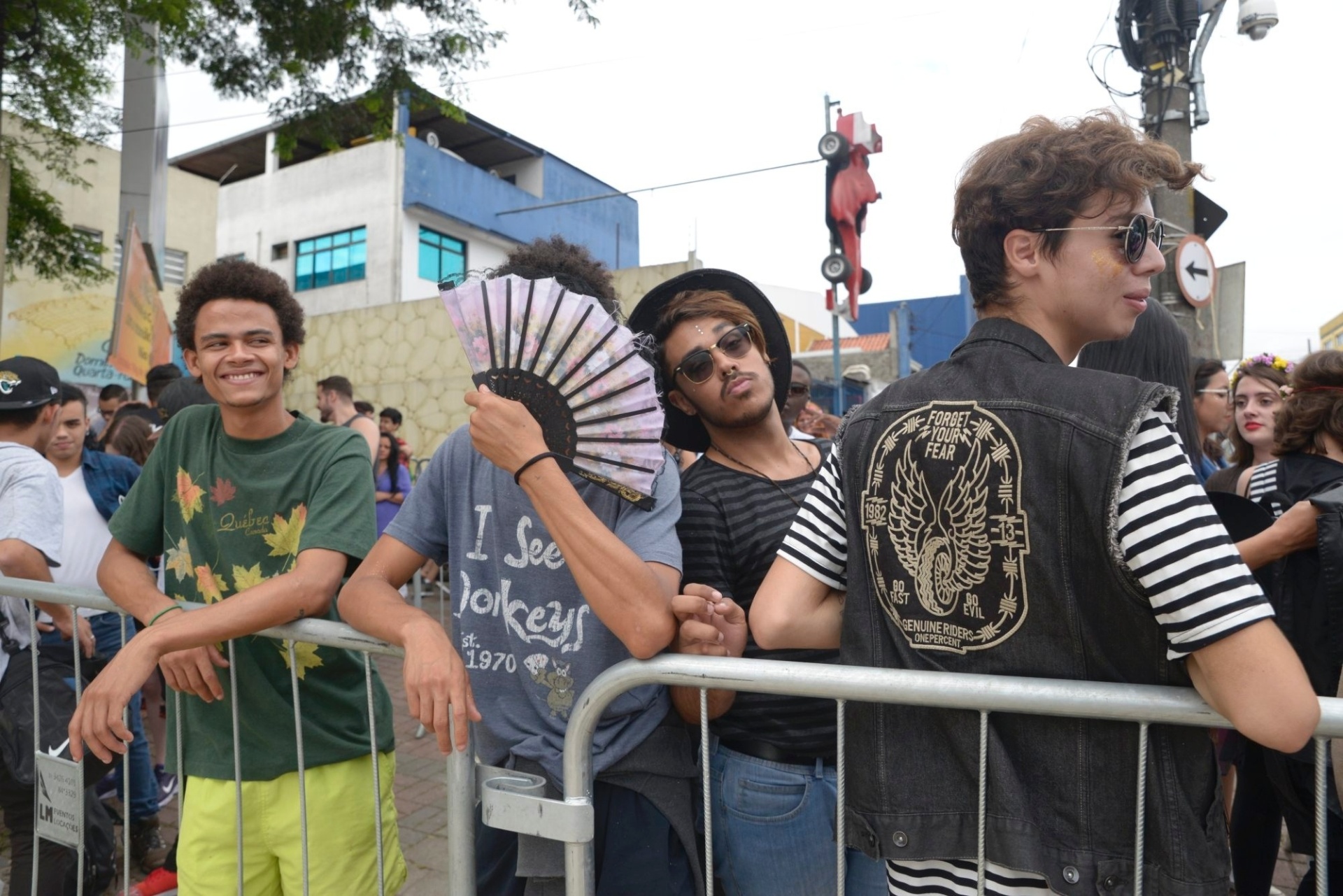 13.mar.2016 - Público aguarda a abertura dos portões para o segundo dia do Lollapalooza Brasil 2016, no autódromo de Interlagos, em São Paulo - Rafael Roncato/UOL