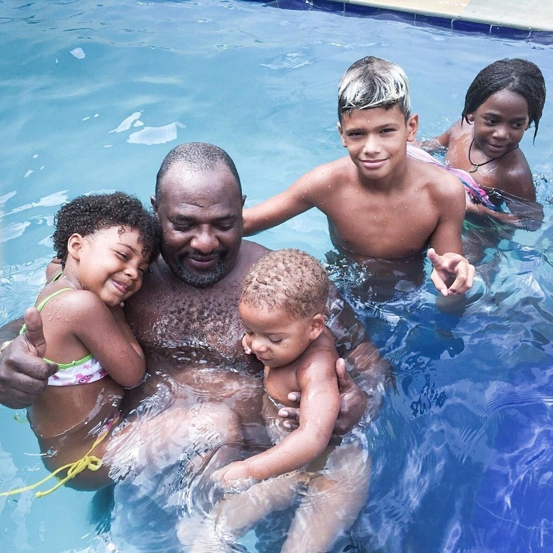 5.abr.2016 - Mr. Catra aproveitou a tarde ensolarada no Rio de Janeiro e posou ao lado de quatro filhos em um banho de piscina. Seguidores não perderam a oportunidade e brincaram com o funkeiro, conhecido por ter 32 filhos e três mulheres. "Faltou eu, pai", comentou uma fã. "Bênção, pai", disse outro seguidor - Reprodução/Instagram/mrcatrareal