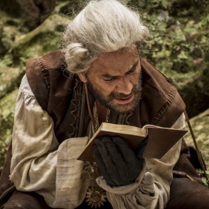 Mão de Luva (Marco Ricca) com livro de Tiradentes (Thiago Lacerda) - João Cotta/TV Globo - João Cotta/TV Globo